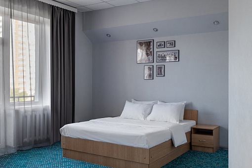 Маринс Парк Отель Ростов - Стандарт двухкомнатный с одной двуспальной и двумя односпальными кроватями